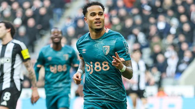 Justin Kluivert merayakan golnya pada laga Newcastle vs Bournemouth pada pekan ke-22 Premier League 2024/2025 (c) Ofisial X Boutnemouth/@afcbournemouth