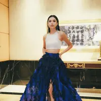 Lihat di sini pesona Mikha Tambayong hadiri Eddy Betty Couture Show. Curi atensi bak putri kerajaan. [@miktambayong].