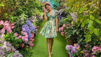 Gaya Tiffany Soetanto Berfoto dengan Latar Belakang Sesuai Outfit, Matching Banget