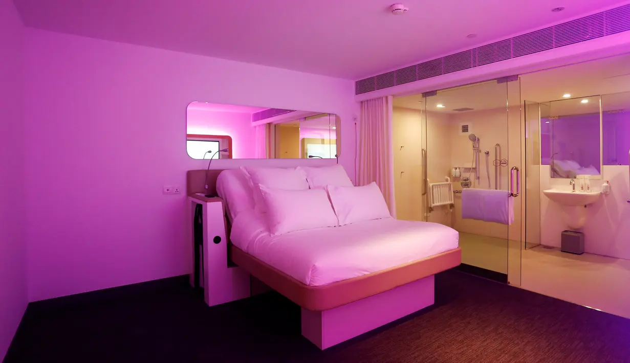 Penampakan kamar hotel YotelAir di Jewel Changi Airport, Singapura, 11 April 2019. Jewel Changi Airport juga menawarkan wisata belanja seperti kuliner, supermarket, dan bioskop. (REUTERS/Feline Lim)