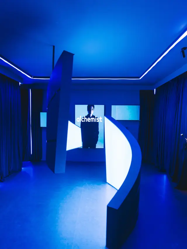Peluncuran OUT WEST ABSOLU DPR Ian lewat pameran. Dok.  Alchemist