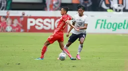 Pemain Persija Jakarta, Dony Tri Pamungkas (kiri) berebut bola dengan Pemain Rans Nusantara FC, Ady Setiawan pada laga BRI Liga 1 2022/2023 di Stadion Patriot Candrabhaga, Bekasi, Jumat (3/2/2023). Pemain yang dipromosikan dari tim U-18 Persija ini menjadi pemain termuda keempat dalam skuad Timnas Indonesia U-20 dengan usia 18 tahun. Belum sekalipun turun dalam laga resmi bersama Timnas Indonesia kelompok umur, namun ia telah menjadi bagian skuad Timnas Indonesia U-20 dalam pemusatan latihan di Turki beberapa waktu lalu. (Bola.com/M Iqbal Ichsan)