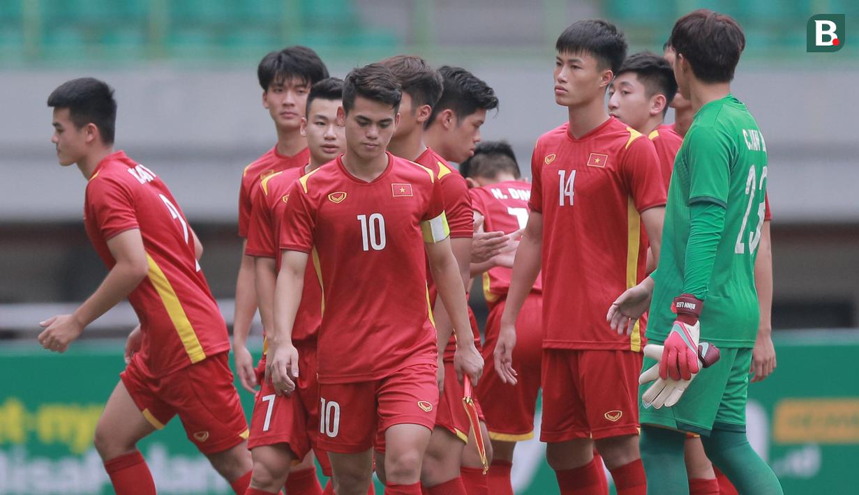 <p>Reaksi kecewa sejumlah pemain&nbsp;Timnas Vietnam U-19 usai kebobolan satu gol dari pemain Timnas Malaysia U-19 pada laga semifinal Piala AFF U-19 2022 yang berlangsung di Stadion Patriot Candrabhaga, Bekasi, Rabu (13/07/2022). (Bola.com/M Iqbal Ichsan)</p>