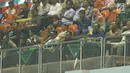 Panglima TNI, Jenderal Gatot Nurmantyo (tengah) menyaksikan laga PS TNI melawan Arema FC dilanjutan Liga 1 Indonesia di Stadion Pakansari, Bogor, Senin (3/7). Laga kedua tim berakhir imbang 0-0. (Liputan6.com/Helmi Fithriansyah)