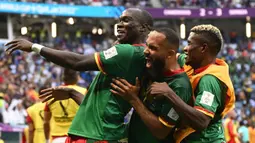 Kamerun mampu membuat kejutan di laga terakhir Grup G Piala Dunia 2022 dengan mengalahkan Brasil 2-1. Meski pada akhirnya gagal melaju ke babak 16 besar, skuad berjuluk The Indomitable Lions sukses mengalami kenaikan peringkat FIFA yang cukup drastis. Skuad asuhan Rigobert Song kini berada di posisi ke-33, alias naik sepuluh peringkat dari posisi sebelumnya. (AFP/Andrej Isakovic)