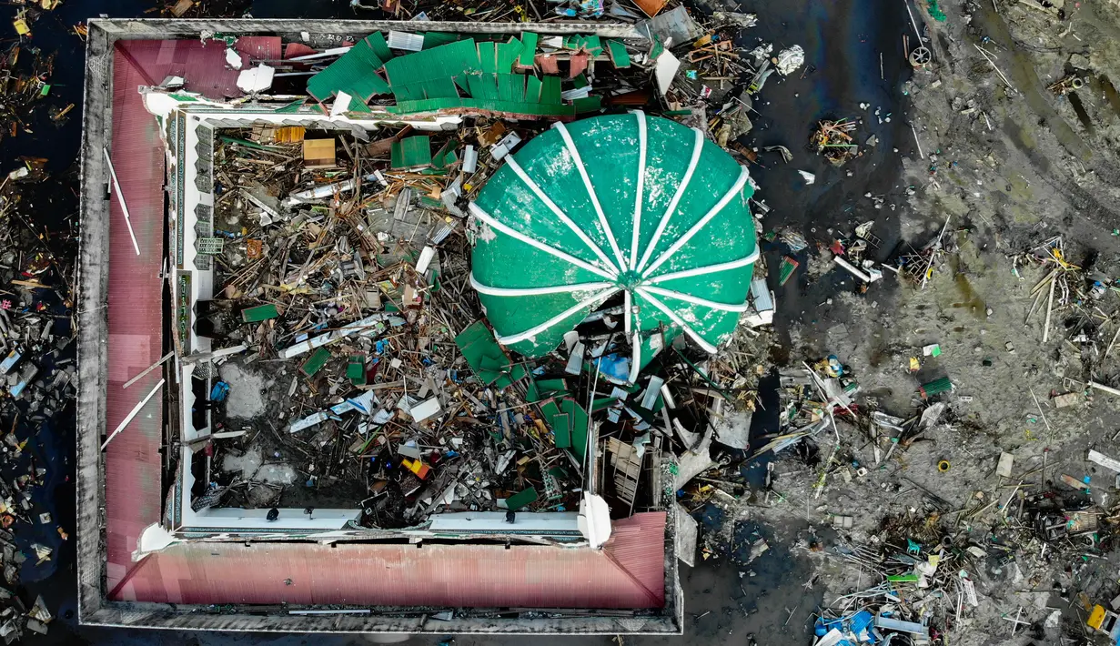 Gambar dari udara menunjukkan Masjid Raya Baiturrahman yang runtuh setelah gempa bumi dan tsunami menghantam Palu, Sulawesi Tengah, Rabu (3/10). Kubah dan beberapa dinding masjid roboh akibat guncangan gempa dahsyat. (AFP PHOTO / JEWEL SAMAD)