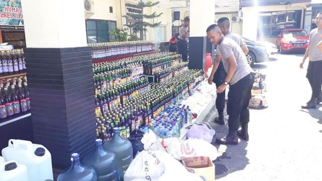 Ribuan botol miras dan ribuan liter miras oplosan disita dalam razia di Cilacap, sepekan akhir April 2018. (Foto: Liputan6.com/Muhamad Ridlo)