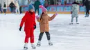 Anak-anak bermain skating di gelanggang es GUM di Lapangan Merah di Moskow, Rusia (2/12/2020). Gelanggang es di Lapangan Merah tersebut akan dibuka untuk umum hingga 1 Maret 2021. (Xinhua/Bai Xueqi)