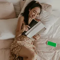 Membaca buku./Copyright shutterstock.com/g/lookstudio