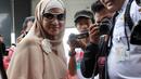 Meidiana Hutomo saat menuju mobil usai menjalani pemeriksaan di KPK, Jakarta, Jumat (29/5/2015). Mediana Hutomo diperiksa sebagai saksi atas tersangka mantan Menteri Kesehatan, Siti Fadilah Supari . (Liputan6.com/Helmi Afandi)