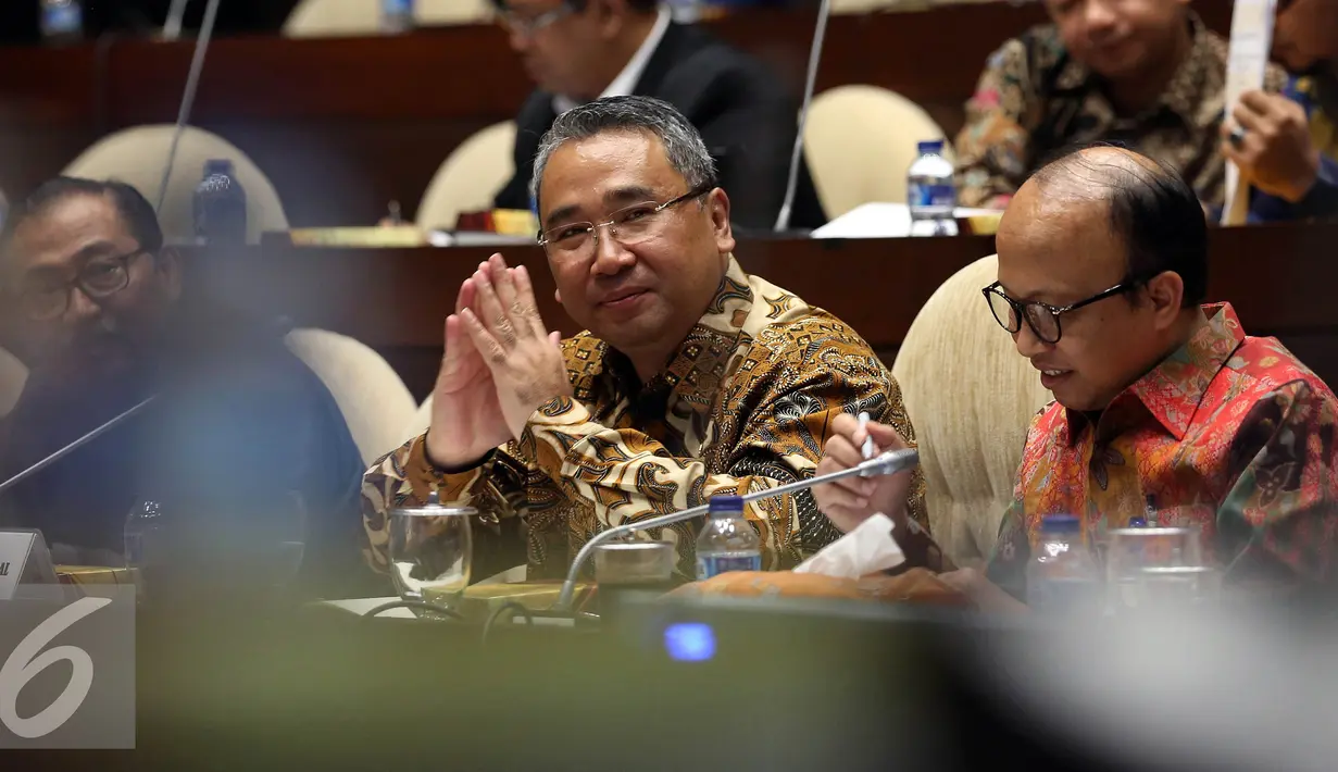Mendes PDTT, Eko Sandjojo (tengah) saat mengikuti rapat di Komisi II DPR di Gedung Parlemen, Jakarta, Kamis (6/10). Mendes PDTT dan Komisi II membahas evaluasi pelaksanaan UU tentang Desa.(Liputan6.com/JohanTallo)