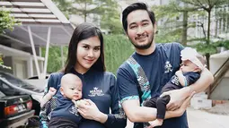 Syahnaz sendiri memang cukup sering mengunggah foto keluarga di akun Instagram pribadinya. Bahkan, beberapa kali keluarga kecil ini kompak menggunakan busana kembar. (Liputan6.com/IG/@syahnazs)