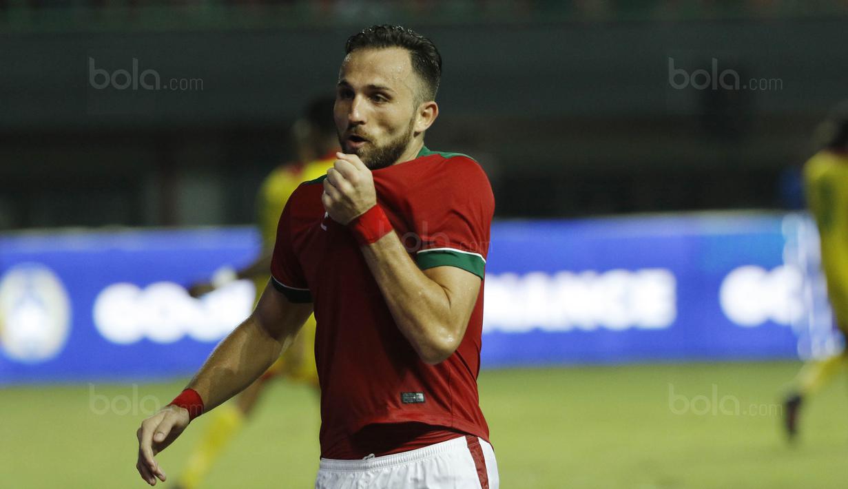 Striker Indonesia, Ilija Spasojevic, melakukan selebrasi mencium lambang Garuda usai mencetak gol ke gawang Guyana pada laga persahabatan di Stadion Patriot, Bekasi, Sabtu (25/11/2017). Indonesia menang 2-1 atas Guyana. (Bola.com/M Iqbal Ichsan)