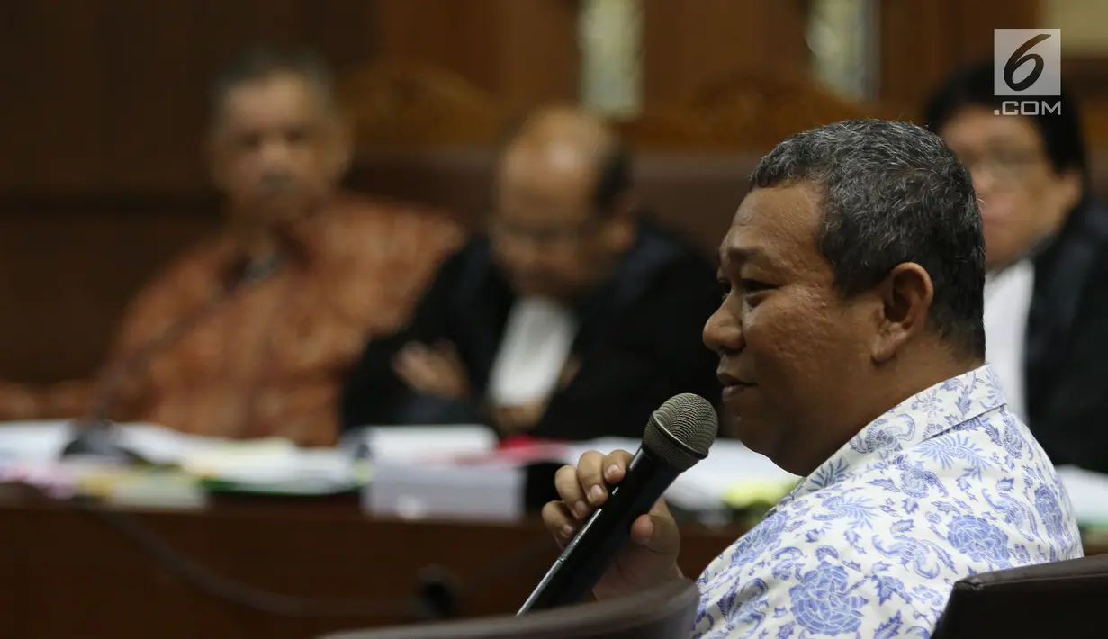 Saksi ahli menyampaikan pendapat untuk terdakwa kasus dugaan suap proyek PLTU Riau-1, mantan Dirut PLN Sofyan Basir dalam sidang lanjutan di Pengadilan Tipikor, Jakarta, Senin (19/8/2019). Sidang mendengarkan keterangan saksi yang dihadirkan Jaksa Penuntut dari KPK. (Liputan6.com/Herman Zakharia)
