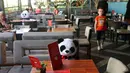 Boneka panda digunakan untuk membantu para pelanggan mempraktikkan jaga jarak sosial saat makan di sebuah restoran di Ankara, Turki (1/7/2020). Kasus COVID-19 di Turki bertambah 1.192 pada Rabu (1/7), sehingga total kasus terkonfirmasi menjadi 201.098. (Xinhua/Mustafa Kaya)