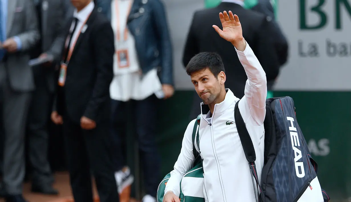 Petenis Serbia, Novak Djokovic menyapa suporternya usai bertanding melawan petenis Austria Dominic Thiem di perempatfinal Prancis Terbuka di stadion Roland Garros, Paris (7/6). Djokovic kalah 7-6, 6-3, 6-0.  (AFP Photo/Eric Feferberg)