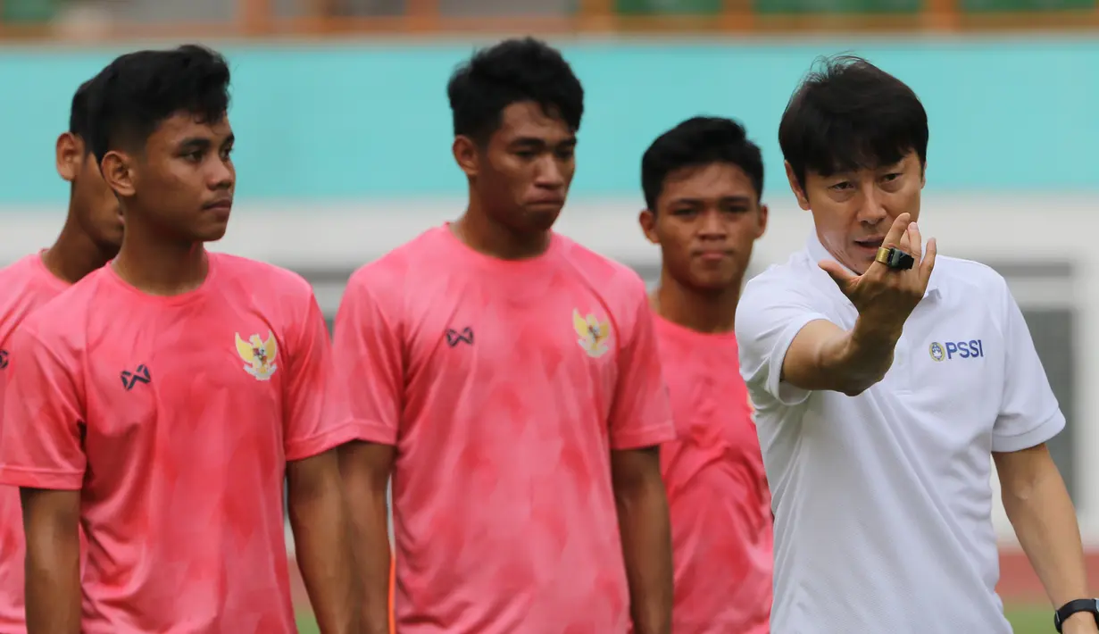 Manajer pelatih Timnas Indonesia, Shin Tae-yong, memberikan arahan saat latihan Timnas U-19 di Stadion Wibawa Mukti, Senin (13/1/2020). Pria asal Korsel ini menjalankan tugas perdananya dengan memantau dan memberikan arahan di seleksi timnas U-19. (Bola.com/M Iqbal Ichsan)