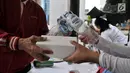 Warga menukarkan botol bekas dengan hadiah di stan ENVIRUN selama hari bebas kendaraan atau car free day (CFD) di Jakarta, Minggu (8/4). (Merdeka.com/Iqbal Nugroho)