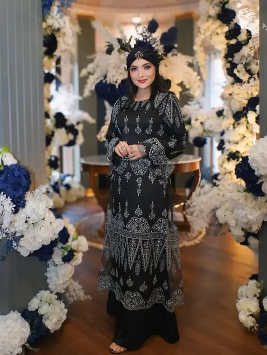 Untuk memberikan efek wajah lebih berdimensi, Ashanty mengaplikasikan bronzer pada bagian pipi, rahang, dan dahi. Sementara itu, blush berwarna peachy coral memberikan kesan segar dan merona alami pada wajahnya. [@ashanty_ash]