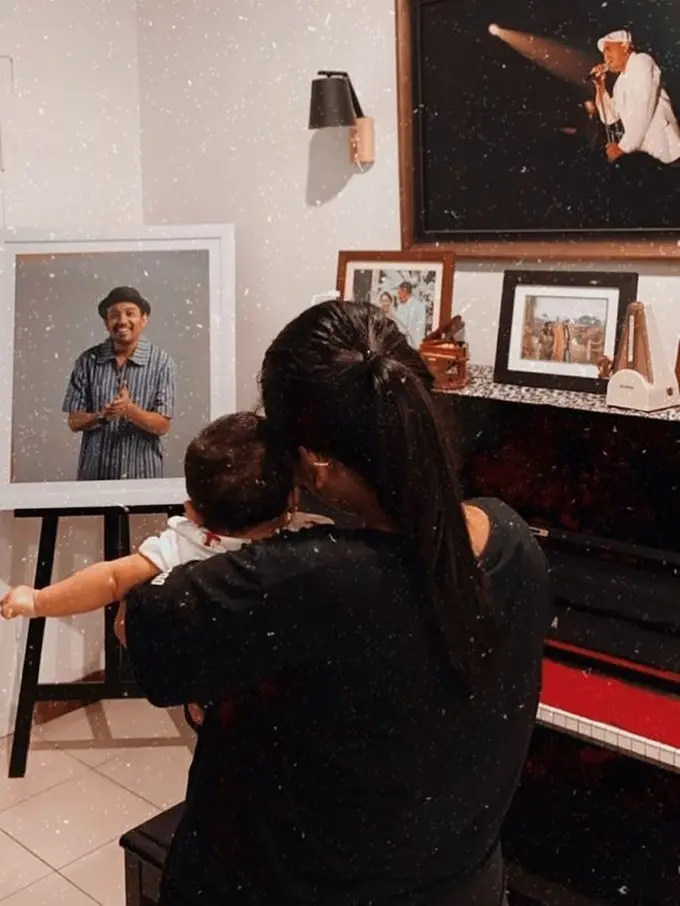 Mutia Ayu dan Gewa menyapa foto Glenn Fredly (https://www.instagram.com/p/CBCPJaXH5_l/)