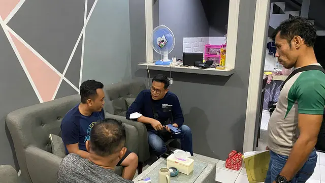 Polisi menangkap DPO kasus korupsi Bank Sulawesi Tenggara usai buron selama 2 tahun.(Liputan6.com/Ahmad Akbar Fua)