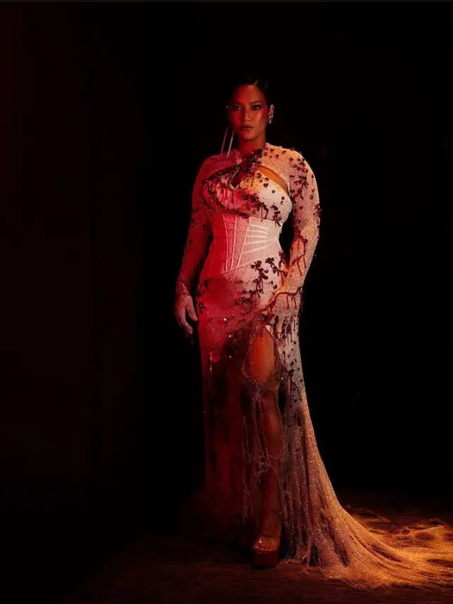 Potret Detail Makeup Dramatis Tara Basro dengan Percikan Darah di Gala Premiere Pengabdi Setan 2