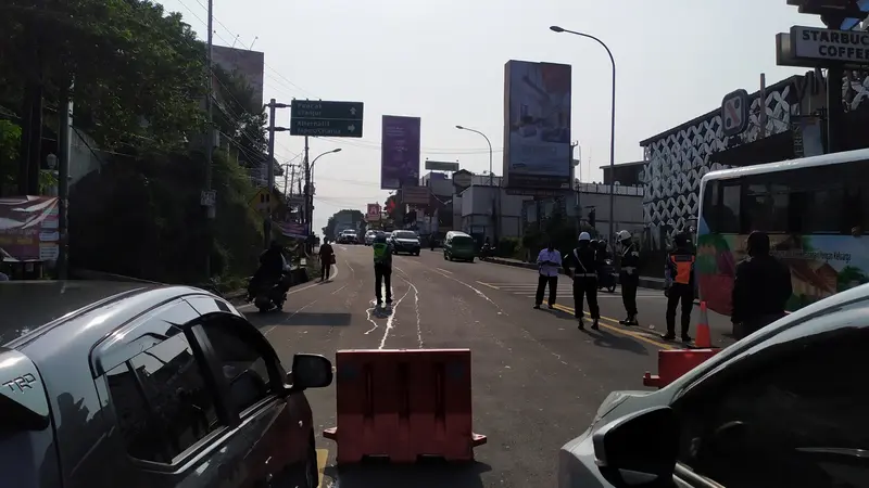 Petugas gabungan menutup jalan menuju kawasan Puncak Bogor