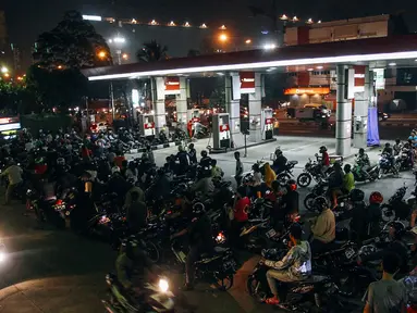 Antrean panjang tampak terjadi di SPBU kawasan Pejompongan, Jakarta, Senin (17/11/2014) malam. (Liputan6.com/Faizal Fanani)