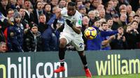 Gelandang Crystal Palace, Aaron Wan-Bissaka mengejar bola saat bertanding melawan Chelsea dalam Liga Premier Inggris di Stamford Bridge, London, Inggris, 10 Maret 2018. (ADRIAN DENNIS/AFP)