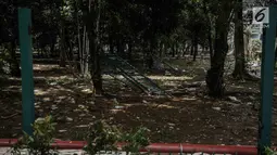 Salah satu pagar tanaman yang dirusak oleh suporter tergeletak usai Final Piala Presiden 2018 di Stadion Utama GBK, Jakarta, Minggu (18/2). Laga antara Persija Jakarta vs Bali United menyisakan kerusakan di dalam dan luar GBK (Liputan6.com/Faizal Fanani)