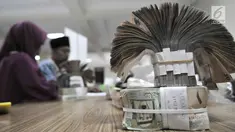 Tumpukan mata uang riyal terlihat di Asrama Haji Pondok Gede, Jakarta, Senin (22/7/2019). Para calon jemaah haji menukarkan uang rupiah ke riyal sebelum bertolak ke Tanah Suci. (merdeka.com/Iqbal Nugroho)