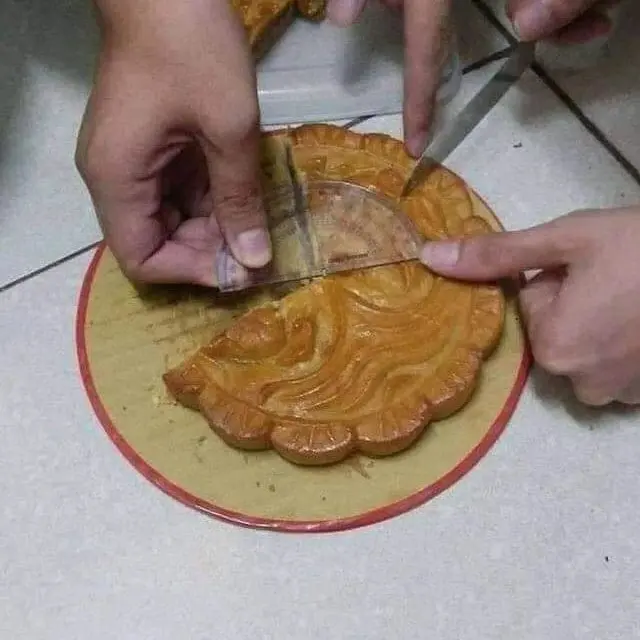 6 Cara Nyeleneh Berbagi Makanan Biar Adil dan Sama Rata Ini Kocak Banget