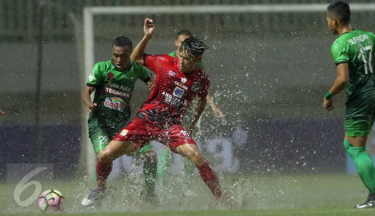 Penyerang PS TNI, Masahito Noto (tengah) berebut bola dengan pemain PS TNI M Kasim Slamat pada laga lanjutan Liga 1 Indonesia di Stadion Pakansari, Kab Bogor, Jumat (5/5). Laga kedua tim berakhir imbang 1-1. (Liputan6.com/Helmi Fithriansyah)