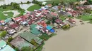 Luapan sungai tersebut menyebabkan sejumlah warga terendam air dengan ketinggian nyaris menyentuh atap. (Ted ALJIBE/AFP)