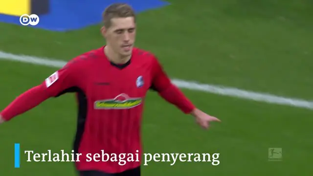 Berita video beberapa fakta ketajaman striker Freiburg, Nils Petersen, yang mungkin bisa menjadi "jawaban" untuk Timnas Jerman. Seberapa spesial Nils Petersen?