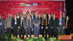 Citizen6, Balikpapan: Gubernur Kaltim Awang Faraouk dan Sekjen KKP Gellwynn Jusuf berfoto bersama dengan delegasi Indonesia usai membuka pertemuan BIMP-EAGA. (Pengirim: Efrimal Bahri)