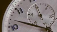 Ilustrasi jam waktu. (Unsplash/Agê Barros)