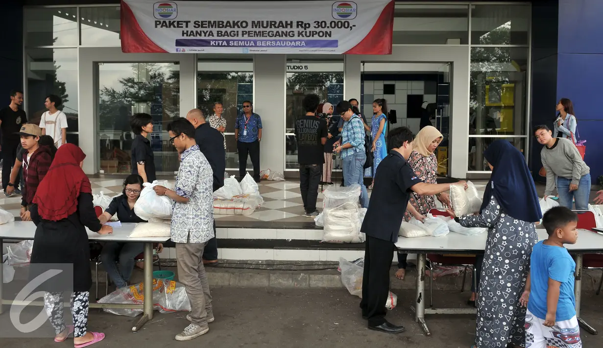Suasana pembagian Paket  Sembako Murah oleh PT Indosiar Visual Mandiri, di Studio 5 Indosiar, Jakarta, Jumat (10/6). Sebanyak 500 paket sembako murah seharga Rp 30 ribu per paket untuk 500 Kepala Keluarga (KK). (Liputan6.com/Johan Tallo)