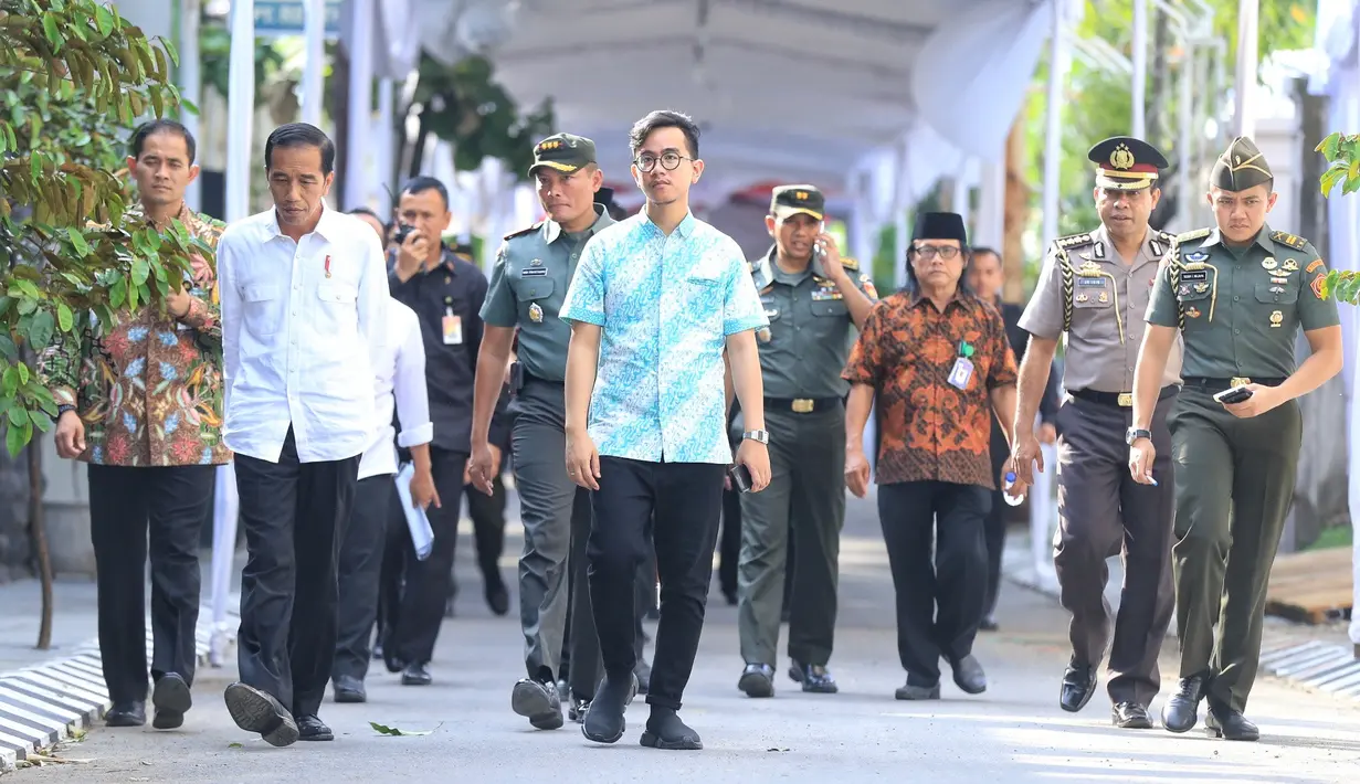 Disela-sela kunjungannya melihat berbagai persiapan, ia juga tidak khawatir meski beberapa kali kota Solo sering turun hujan. "Hujan kan barokah," ungkap Jokowi singkat sembari meninggalkan kerumunan wartawan. (Adrian Putra/Bintang.com)