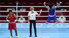 Selebrasi petinju asal Jepang Sena Irie (kanan) usai meraih kemenangan atas petinju Filipina Nesthy Petecio dalam pertandingan final tinju kelas bulu 60 kg putri pada Olimpiade Tokyo 2020, Selasa (3/8/2021). (Foto: AP/Frank Franklin II)