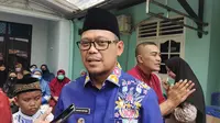 Wakil Wali Kota Depok, Imam Budi Hartono mengunjungi kediaman siswa SMPIT Al Hikmah yang hanyut saat LDKS di Curug Kembar, Puncak, Bogor. (Liputan6.com/Dicky Agung Prihanto)