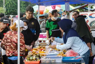 Pedagang melayani pembeli takjil menjelang waktu berbuka puasa di sepanjang Jalan Panjang, Kebon Jeruk, Jakarta, Selasa (4/4/2023). (Liputan6.com/Johan Tallo)