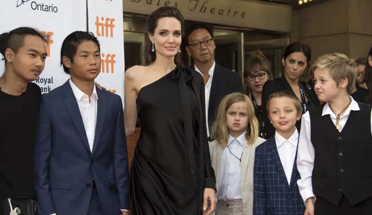 Bicara soal undangan pesta Halloween yang diberikan Angelina Jolie, kabarnya Brad Pitt pun belum memberikan jawabannya. Mengingat kesibukannya dalam berkariernya di dunia akting. (AFP/Valerie Macon)