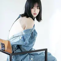 Kamu bisa mencoba tampil cantik dengan gaya rambut pendek ala Seo Yea Ji ini. Gaya rambut pendek sebahu dengan poni yang juga bisa jadi inspirasi untukmu yang memiliki bentuk wajah oval. Foto: Instagram.