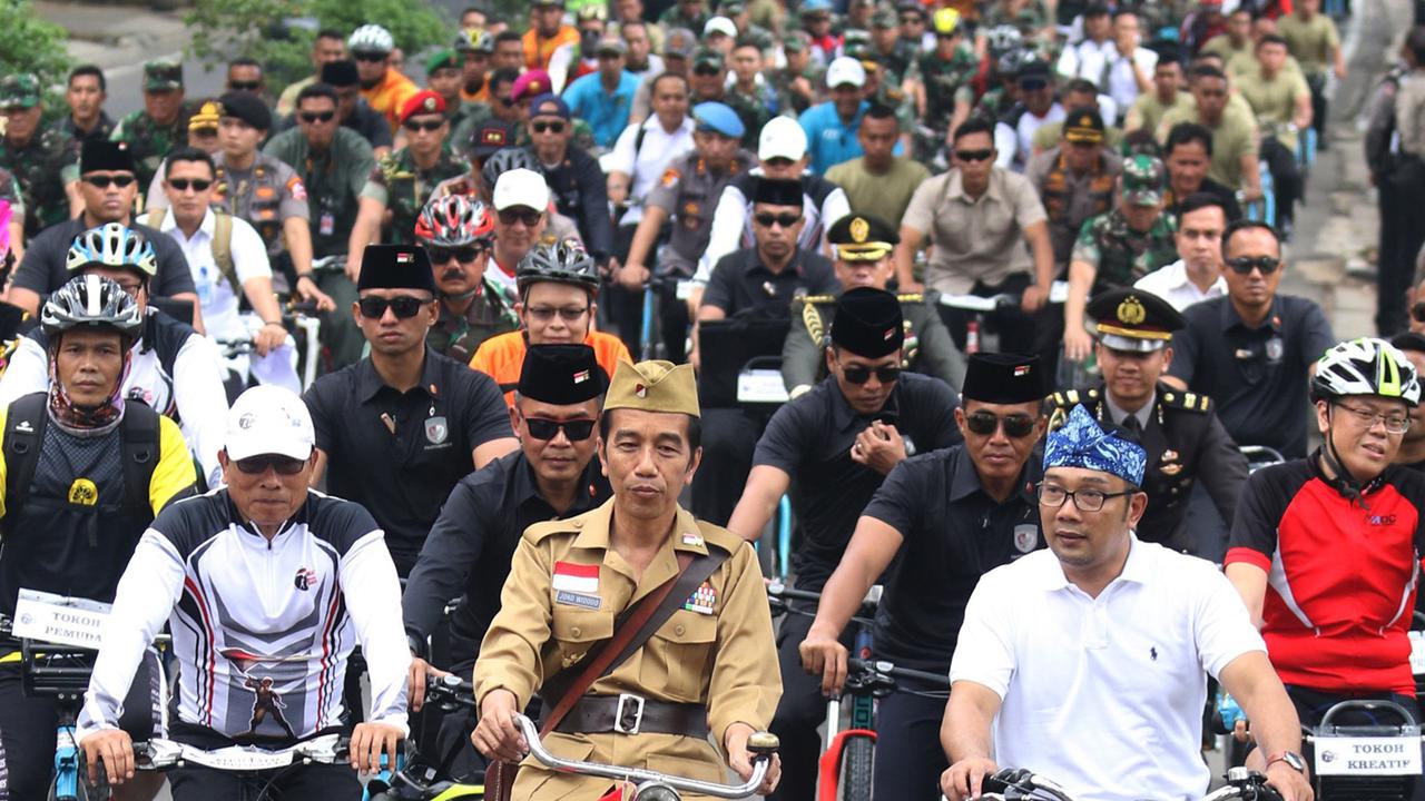 Bergaya Bung Tomo, Jokowi Keliling Bandung Naik Sepeda Ontel