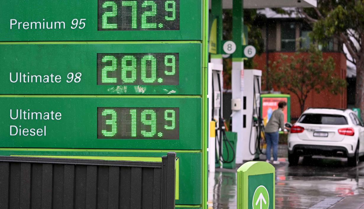 Situasi ini menyebabkan kekhawatiran global dan memicu kenaikan harga BBM serta inflasi di berbagai negara, termasuk Indonesia. Tampak dalam foto, harga bahan bakar ditampilkan di sebuah Stasiun Pengisian Bahan Bakar Umum (SPBU) di pinggiran kota Melbourne, Williamstown, Australia, pada Kamis 26 Maret 2026. (William WEST/AFP)