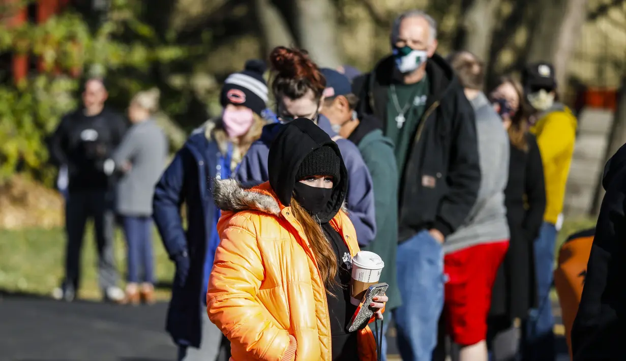 Para pemilih mengantre untuk memberikan suara mereka di tempat pemungutan suara di Pleasant Prairie, Wisconsin, AS, 3 November 2020. Pemungutan suara pada Hari Pemilihan berlangsung di seluruh AS di tengah pandemi COVID-19 yang berkecamuk dan perpecahan politik yang semakin dalam. (Xinhua/Zeng Hui)