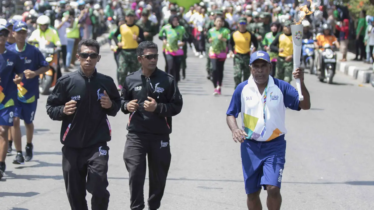 FOTO: Abdul Rojak Bawa Obor Asian Games Melintasi Banjarmasin