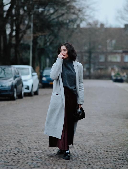 OOTD Febby Rastanty saat berada di kota Leiden, Belanda ini juga banjir pujian netizen. Tampil dengan sweater yang dipadukan long coat, Febby tampak menawan. (Liputan6.com/IG/@febbyrastanty)