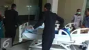 Aktris Julia Perez terbaring dibawa petugas rumah sakit usai menjalani pemeriksaan MRI di RSCM, Jakarta, Rabu (28/12). Julia Perez diketahui mengidap kanker stadium 4. (Liputan6.com/Herman Zakharia)